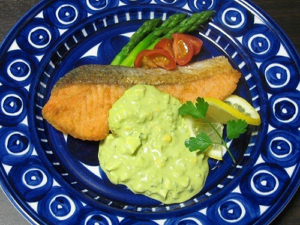 長命草(ボタンボウフウ)・大麦若葉・桑の葉配合　喜界島潤命青汁を使用　鮭のムニエル　青汁ソースがけ