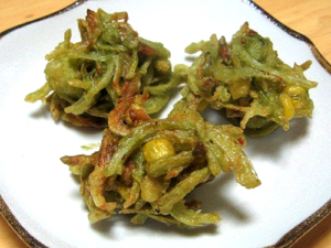 長命草(ボタンボウフウ)・大麦若葉・桑の葉配合　喜界島潤命青汁を使用　潤命青汁入り桜えびと玉ねぎのかき揚げ