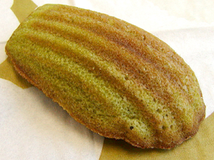 長命草(ボタンボウフウ)・大麦若葉・桑の葉配合　喜界島潤命青汁を使用　喜界島潤命青汁マドレーヌ