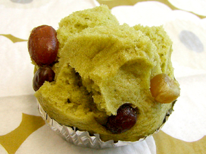 長命草(ボタンボウフウ)・大麦若葉・桑の葉配合　喜界島潤命青汁を使用　潤命青汁入りパウンドケーキ