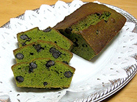 長命草(ボタンボウフウ)・大麦若葉・桑の葉配合　喜界島潤命青汁を使用　黒豆入り青汁パウンドケーキ
