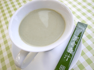 長命草(ボタンボウフウ)・大麦若葉・桑の葉配合　喜界島潤命青汁を使用　豆乳潤命青汁