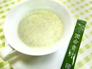 長命草(ボタンボウフウ)・大麦若葉・桑の葉配合　喜界島潤命青汁を使用　潤命青汁入りバナナスムージー